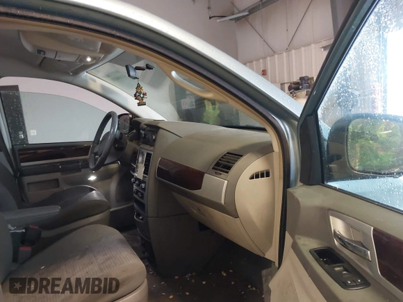 2010 Chrysler Town & Country Touring with VIN 2A4RR5D12AR284617, listed as a IAAI auction lot 41684030 with 199,414 mi miles. Bid and sale history available at carsss.com. Image 5.