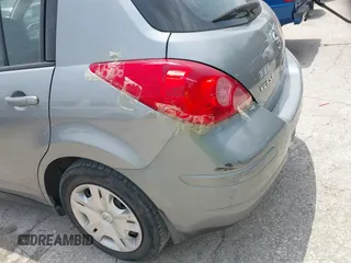2010 Nissan Versa S z VIN 3N1BC1CP0AL399143, wystawiony jako IAAI lot #42268705 z przebiegiem 222 459 mil mil oraz . Historia ofert i sprzedaży dostępna na DreamBid. Obrazek 6.
