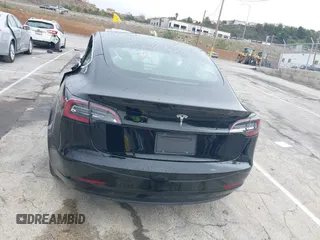 2019 Tesla Model 3 Mid Range z VIN 5YJ3E1EA1KF426824, wystawiony jako IAAI lot #41787234 z przebiegiem 69 879 mil mil oraz . Historia ofert i sprzedaży dostępna na DreamBid. Obrazek 16.