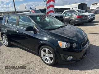 2012 Chevrolet Sonic LTZ z VIN 1G1JE6SH5C4133693, wystawiony jako Copart lot #45226865 z przebiegiem 142 151 mil mil oraz Czysty tytuł • Clean title. Historia ofert i sprzedaży dostępna na DreamBid. Obrazek 1.
