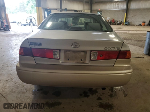 2001 Toyota Camry CE z VIN 4T1BG22K91U101946, wystawiony jako Copart lot #59685795 z przebiegiem 99 347 mil mil oraz Szkoda całkowita • Salvage title. Historia ofert i sprzedaży dostępna na DreamBid. Obrazek 6.