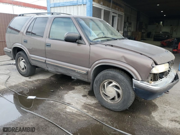 1999 Chevrolet Blazer LS with VIN 1GNDT13W3X2209981, listed as a Copart auction lot 84297504 with 226,641 mi miles and Salvage Title. Bid and sale history available at carsss.com. Image 4.