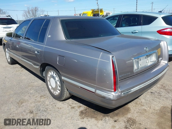 1998 Cadillac DeVille z VIN 1G6KD54Y4WU800220, wystawiony jako IAAI lot #41818035 z przebiegiem 121 555 mil mil oraz . Historia ofert i sprzedaży dostępna na DreamBid. Obrazek 3.