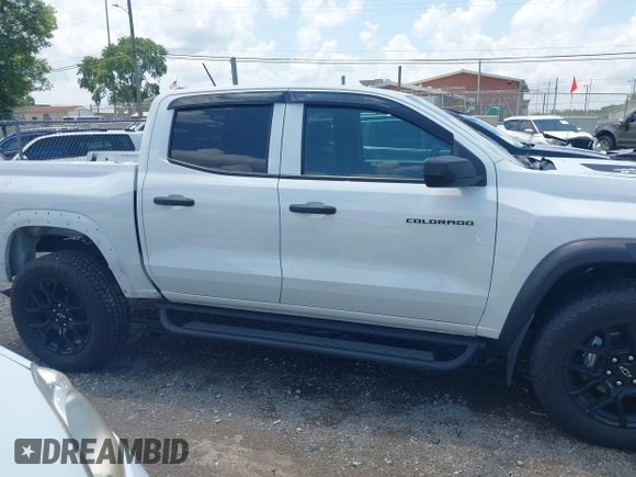 2024 Chevrolet Colorado 4WD Trail Boss z VIN 1GCPTEEKXR1227510, wystawiony jako IAAI lot #42685724 z przebiegiem 9 472 mil mil oraz . Historia ofert i sprzedaży dostępna na DreamBid. Obrazek 13.