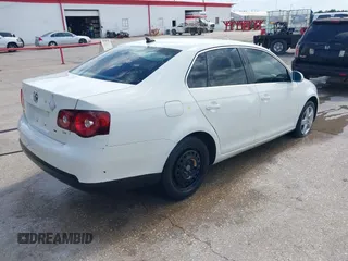 2008 Volkswagen Jetta SE with VIN 3VWRM71K58M083712, listed as a IAAI auction lot 42588922 with Not provided miles and . Bid and sale history available at DreamBid. Image 4.