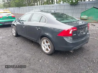 2013 Volvo S60 T5 Premier z VIN YV1612FS3D2230809, wystawiony jako IAAI lot #42526076 z przebiegiem 91 519 mil mil oraz . Historia ofert i sprzedaży dostępna na DreamBid. Obrazek 3.