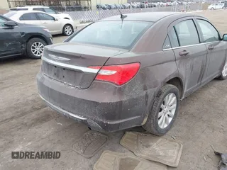 2013 Chrysler 200 Touring z VIN 1C3CCBBB0DN570432, wystawiony jako IAAI lot #41566127 z przebiegiem 167 300 mil mil oraz . Historia ofert i sprzedaży dostępna na DreamBid. Obrazek 4.