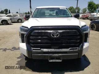 2022 Toyota Tundra SR z VIN 5TFKB5AA3NX013623, wystawiony jako Copart lot #56168634 z przebiegiem 3 038 mil mil oraz Szkoda całkowita • Salvage title. Historia ofert i sprzedaży dostępna na DreamBid. Obrazek 5.