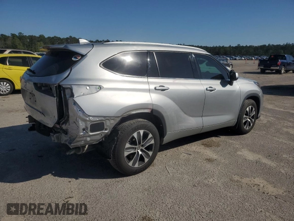 2022 Toyota Highlander XLE z VIN 5TDGZRBH8NS225766, wystawiony jako Copart lot #52007235 z przebiegiem 88 505 mil mil oraz Czysty tytuł • Clean title. Historia ofert i sprzedaży dostępna na DreamBid. Obrazek 3.