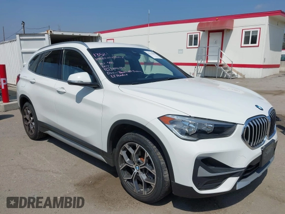 2021 BMW X1 sDrive28i z VIN WBXJG7C01M3M73496, wystawiony jako IAAI lot #42132005 z przebiegiem 23 278 mil mil oraz . Historia ofert i sprzedaży dostępna na DreamBid. Obrazek 1.