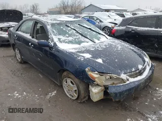 2003 Toyota Camry LE z VIN 4T1BF32K73U055352, wystawiony jako IAAI lot #38989713 z przebiegiem 155 688 mil mil oraz . Historia ofert i sprzedaży dostępna na DreamBid. Obrazek 1.