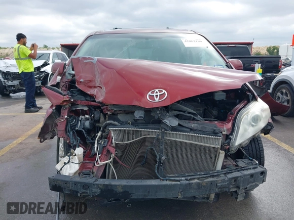 2015 Toyota Sienna XLE with VIN 5TDYK3DC0FS565597, listed as a IAAI auction lot 42062160 with 181,543 mi miles. Bid and sale history available at carsss.com. Image 13.