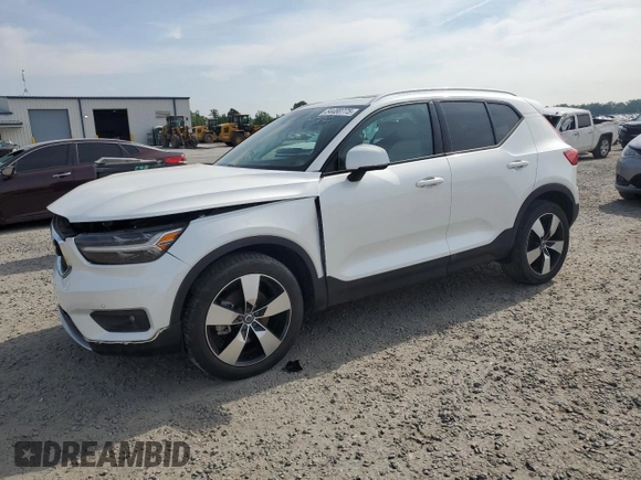 2021 Volvo XC40 Momentum z VIN YV4162UK5M2439826, wystawiony jako Copart lot #54480775 z przebiegiem 35 279 mil mil oraz Szkody całkowita. Historia ofert i sprzedaży dostępna na DreamBid. Obrazek 1.