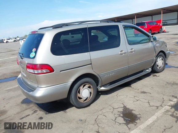 2002 Toyota Sienna LE with VIN 4T3ZF13C32U486822, listed as a IAAI auction lot 42019920 with 212,606 mi miles. Bid and sale history available at carsss.com. Image 4.