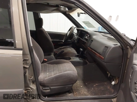 1997 Jeep Grand Cherokee Laredo with VIN 1J4GZ58S2VC746778, listed as a IAAI auction lot 41225925 with 196,679 mi miles. Bid and sale history available at carsss.com. Image 5.