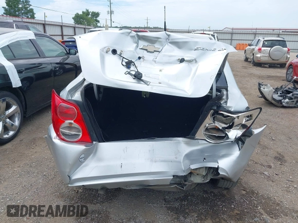 2014 Chevrolet Sonic LT z VIN 1G1JC5SH9E4159913, wystawiony jako IAAI lot #42253329 z przebiegiem 156 333 mil mil oraz . Historia ofert i sprzedaży dostępna na DreamBid. Obrazek 6.