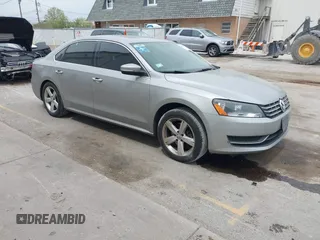 2013 Volkswagen Passat SE z VIN 1VWBN7A34DC140050, wystawiony jako IAAI lot #42163950 z przebiegiem 105 370 mil mil oraz . Historia ofert i sprzedaży dostępna na DreamBid. Obrazek 1.