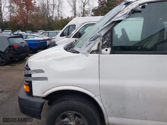 2008 GMC Savana Cargo Van with VIN 1GTGG25CX81235617, listed as a IAAI auction lot 41353274 with 209,888 mi miles. Bid and sale history available at carsss.com. Image 6.