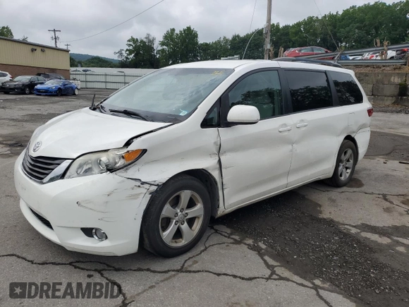 2015 Toyota Sienna LE AAS z VIN 5TDKK3DCXFS590626, wystawiony jako Copart lot #63081115 z przebiegiem 144 933 mil mil oraz Szkoda całkowita • Salvage title. Historia ofert i sprzedaży dostępna na DreamBid. Obrazek 1.
