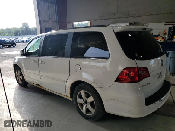 2011 Volkswagen Routan SE with VIN 2V4RW3DG7BR717718, listed as a Copart auction lot 63480915 with 271,938 mi miles and Salvage title. Bid and sale history available at DreamBid. Image 2.