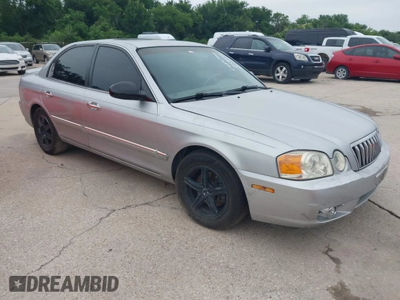 2003 Kia Optima LX z VIN KNAGD128235248556, wystawiony jako IAAI lot #42366002 z przebiegiem 140 904 mil mil oraz . Historia ofert i sprzedaży dostępna na DreamBid. Obrazek 1.