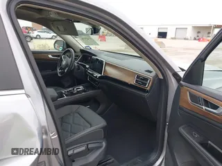 2024 Volkswagen Atlas SE z VIN 1V2JR2CA1RC537982, wystawiony jako IAAI lot #41429786 z przebiegiem 33 846 mil mil oraz . Historia ofert i sprzedaży dostępna na DreamBid. Obrazek 5.