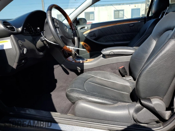 2005 Mercedes-Benz CLK 500 z VIN WDBTJ75JX5F153086, wystawiony jako Copart lot #58191185 z przebiegiem 170 186 mil mil oraz Tytuł czysty. Historia ofert i sprzedaży dostępna na DreamBid. Obrazek 7.