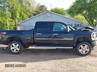 2013 GMC Sierra 2500HD Denali z VIN 1GT125E81DF112691, wystawiony jako IAAI lot #42220356 z przebiegiem 173 260 mil mil oraz . Historia ofert i sprzedaży dostępna na DreamBid. Obrazek 13.