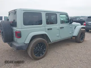 2024 Jeep Wrangler Sahara z VIN 1C4RJXP64RW233090, wystawiony jako IAAI lot #42772286 z przebiegiem 36 278 mil mil oraz . Historia ofert i sprzedaży dostępna na DreamBid. Obrazek 4.