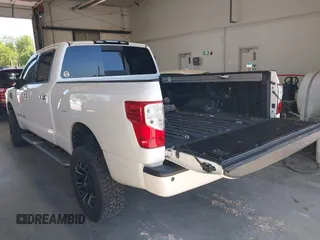 2016 Nissan Titan SL z VIN 1N6BA1F45GN517262, wystawiony jako IAAI lot #42306252 z przebiegiem 141 080 mil mil oraz . Historia ofert i sprzedaży dostępna na DreamBid. Obrazek 3.