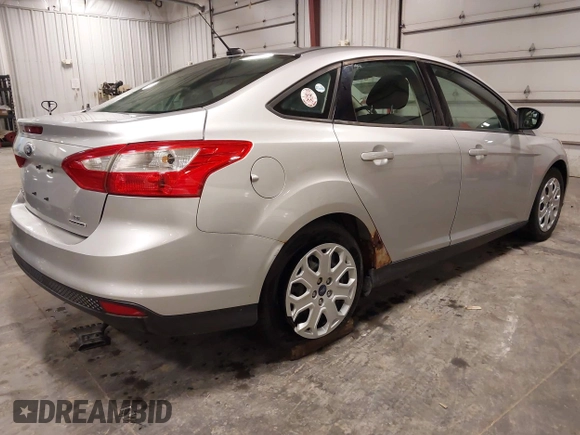 2012 Ford Focus SE z VIN 1FAHP3F21CL463704, wystawiony jako IAAI lot #42246436 z przebiegiem 234 474 mil mil oraz . Historia ofert i sprzedaży dostępna na DreamBid. Obrazek 4.