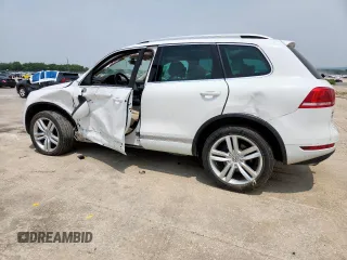 2013 Volkswagen Touareg Exec z VIN WVGEF9BP3DD012463, wystawiony jako Copart lot #57499915 z przebiegiem 104 981 mil mil oraz Szkody całkowita. Historia ofert i sprzedaży dostępna na DreamBid. Obrazek 2.