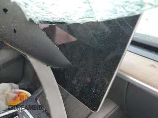 2024 Tesla Model Y Long Range z VIN 7SAYGDEEXRA324517, wystawiony jako Copart lot #55274615 z przebiegiem Nie podano mil oraz Szkoda całkowita • Salvage title. Historia ofert i sprzedaży dostępna na DreamBid. Obrazek 9.