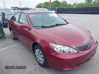 2006 Toyota Camry STD z VIN JTDBE32K063056490, wystawiony jako IAAI lot #42315117 z przebiegiem 87 576 mil mil oraz . Historia ofert i sprzedaży dostępna na DreamBid. Obrazek 1.