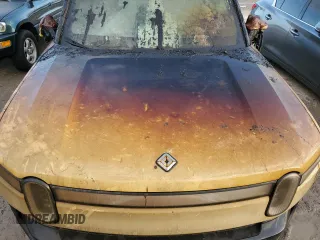 2023 Rivian R1T Adventure z VIN 7FCTGBAA6PN028517, wystawiony jako Copart lot #73712354 z przebiegiem Nie podano mil oraz Nie do naprawy. Historia ofert i sprzedaży dostępna na DreamBid. Obrazek 12.