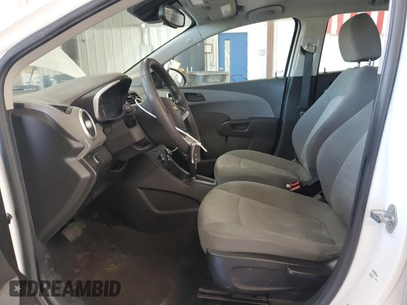 2020 Chevrolet Sonic LT z VIN 1G1JG6SB2L4117800, wystawiony jako Copart lot #55223025 z przebiegiem 79 777 mil mil oraz Szkody całkowita. Historia ofert i sprzedaży dostępna na DreamBid. Obrazek 7.