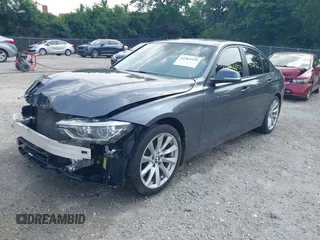 2018 BMW 3 Series 320i xDrive z VIN WBA8A3C55JA358857, wystawiony jako IAAI lot #42464459 z przebiegiem 72 068 mil mil oraz . Historia ofert i sprzedaży dostępna na DreamBid. Obrazek 2.