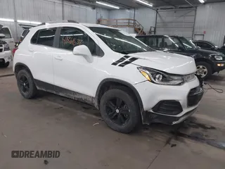 2017 Chevrolet Trax LT z VIN 3GNCJPSB2HL285128, wystawiony jako IAAI lot #41861638 z przebiegiem 129 748 mil mil oraz . Historia ofert i sprzedaży dostępna na DreamBid. Obrazek 1.