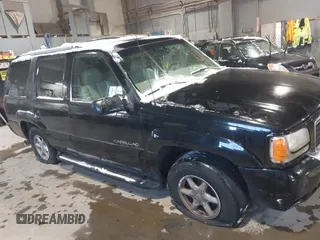 1999 Cadillac Escalade z VIN 1GYEK13R6XR404534, wystawiony jako IAAI lot #41391379 z przebiegiem 127 612 mil mil oraz . Historia ofert i sprzedaży dostępna na DreamBid. Obrazek 6.