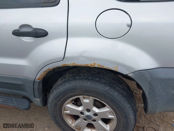 2005 Ford Escape XLT with VIN 1FMYU03175KA91500, listed as a IAAI auction lot 41958585 with 169,824 mi miles. Bid and sale history available at carsss.com. Image 6.