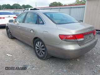 2007 Hyundai Azera SE z VIN KMHFC46F67A162638, wystawiony jako IAAI lot #42053153 z przebiegiem 130 133 mil mil oraz . Historia ofert i sprzedaży dostępna na DreamBid. Obrazek 3.
