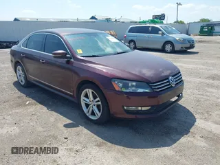 2013 Volkswagen Passat SEL Premium z VIN 1VWCN7A31DC096741, wystawiony jako IAAI lot #42412946 z przebiegiem Nie podano mil oraz . Historia ofert i sprzedaży dostępna na DreamBid. Obrazek 1.