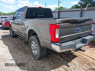 2017 Ford F-250 Lariat z VIN 1FT7W2BTXHEB51281, wystawiony jako IAAI lot #42094810 z przebiegiem 120 633 mil mil oraz . Historia ofert i sprzedaży dostępna na DreamBid. Obrazek 3.