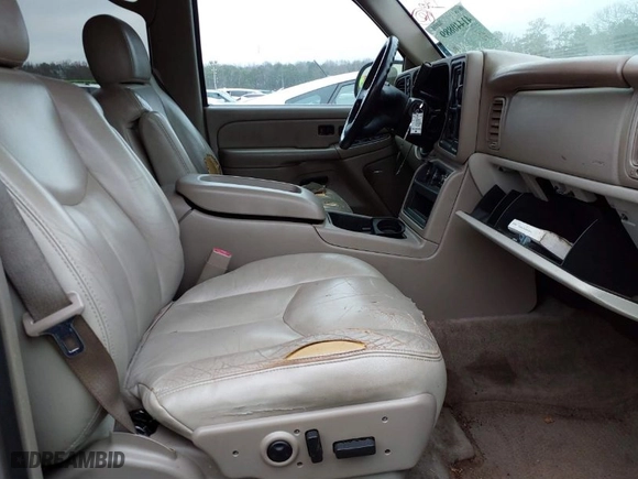 2005 Chevrolet Suburban LT with VIN 3GNFK16Z85G130750, listed as a IAAI auction lot 41440889 with 292,894 mi miles. Bid and sale history available at carsss.com. Image 5.