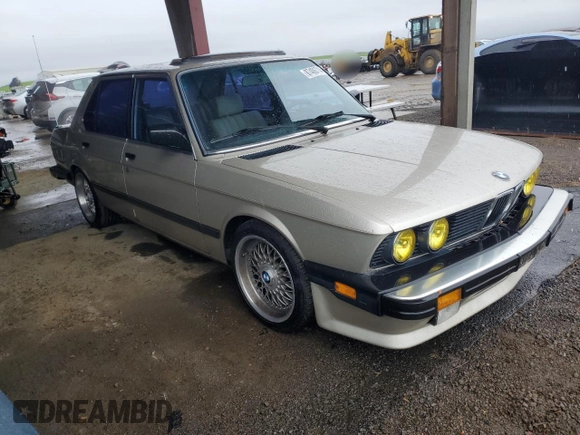 1988 BMW 5 Series 535i with VIN WBADC8407J3261205, listed as a Copart auction lot 87406714 with 45,211 mi miles and Salvage Title. Bid and sale history available at carsss.com. Image 4.
