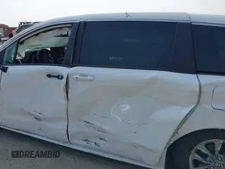 2025 Toyota Sienna LE z VIN 5TDKRKEC8SS245934, wystawiony jako IAAI lot #42274195 z przebiegiem 4 933 mil mil oraz . Historia ofert i sprzedaży dostępna na DreamBid. Obrazek 15.
