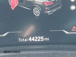 2021 BMW X5 M z VIN 5YMJU0C08M9F36288, wystawiony jako IAAI lot #42130767 z przebiegiem 44 225 mil mil oraz . Historia ofert i sprzedaży dostępna na DreamBid. Obrazek 16.