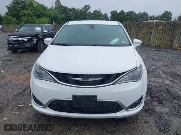 2018 Chrysler Pacifica Touring Plus z VIN 2C4RC1FG3JR102912, wystawiony jako IAAI lot #42240609 z przebiegiem 72 329 mil mil oraz . Historia ofert i sprzedaży dostępna na DreamBid. Obrazek 12.