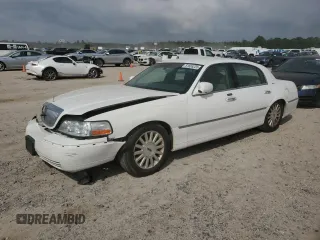 2003 Lincoln Town Car Executive z VIN 1LNHM81W73Y652530, wystawiony jako Copart lot #51606225 z przebiegiem 122 019 mil mil oraz Szkoda całkowita • Salvage title. Historia ofert i sprzedaży dostępna na DreamBid. Obrazek 1.