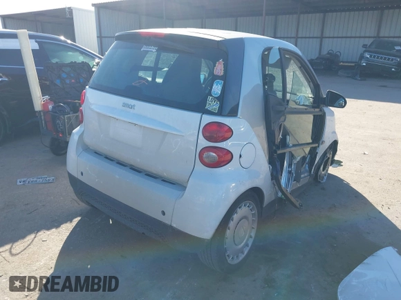 2015 Smart fortwo Passion z VIN WMEEJ3BA4FK788712, wystawiony jako IAAI lot #41219852 z przebiegiem 52 243 mil mil oraz . Historia ofert i sprzedaży dostępna na DreamBid. Obrazek 4.